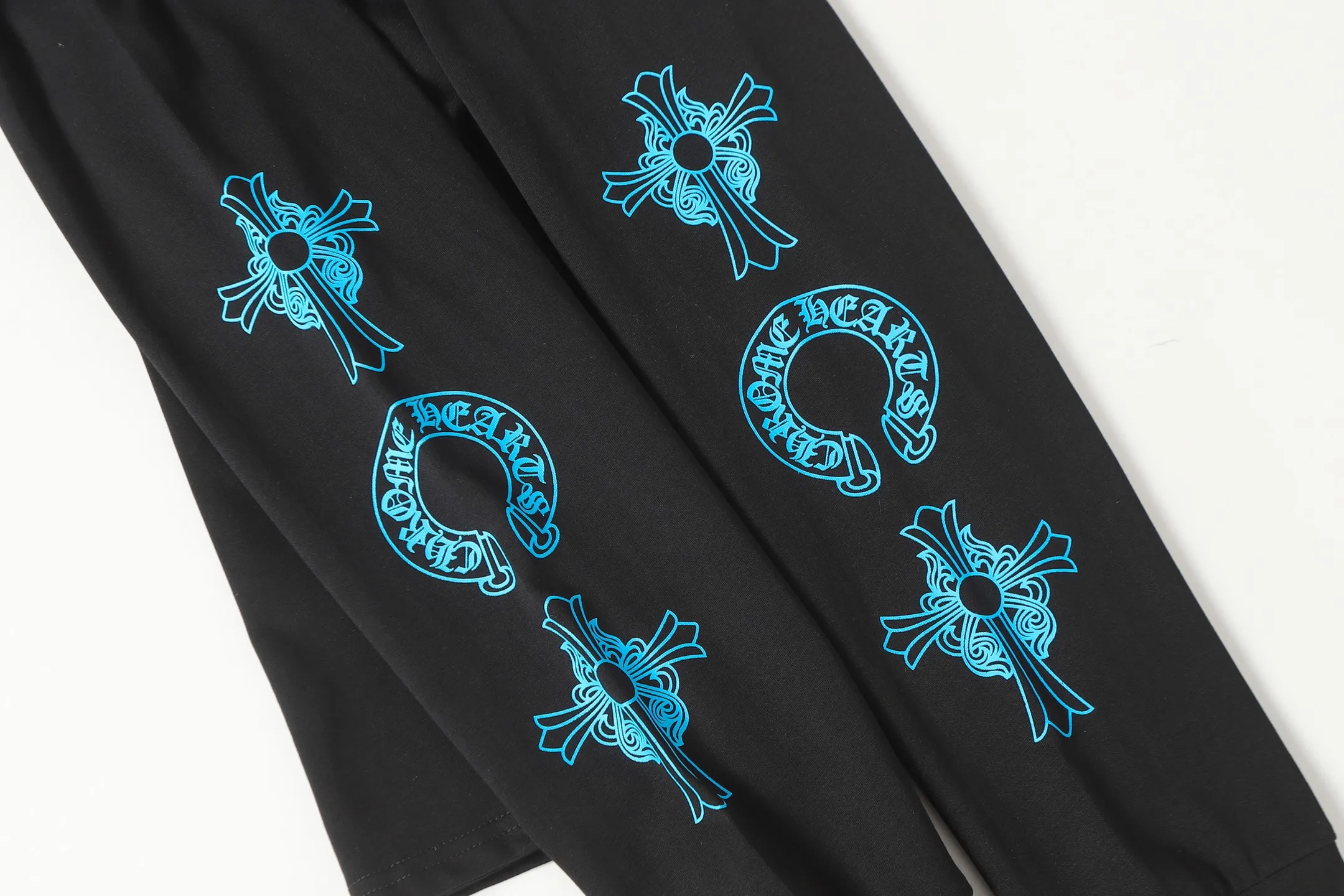 P160 Cross-border model, please do not place an order if you pursue quality - Chrome Hearts/Chrome Heart Sanskrit Cross ✝️ printed popular long-sleeved T-shirt - High weight, high density and high quality. The wool is soft, delicate and skin-friendly. It feels soft and silky. It has excellent warmth and skin-friendly properties. - Customized weaving and dyeing, no color difference, no matter the fabric or workmanship details, beat the ordinary version on the market -Colour: black white -Size: S M L XL